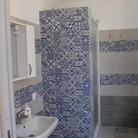 La Stanza Vicino Al Mare , Una Camera Da Letto E Bagno Con Balcone Vista Mare Apartment