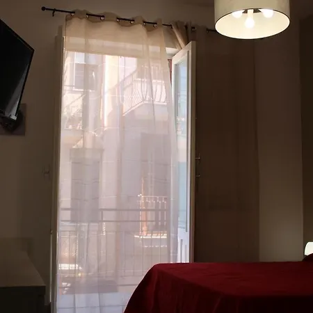La Stanza Vicino Al Mare , Una Camera Da Letto E Bagno Con Balcone Vista Mare