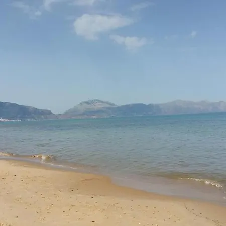 La Stanza Vicino Al Mare , Una Camera Da Letto E Bagno Con Balcone Vista Mare