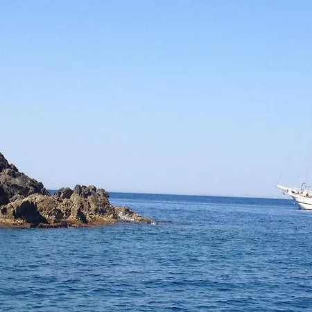 La Stanza Vicino Al Mare , Una Camera Da Letto E Bagno Con Balcone Vista Mare Apartment *