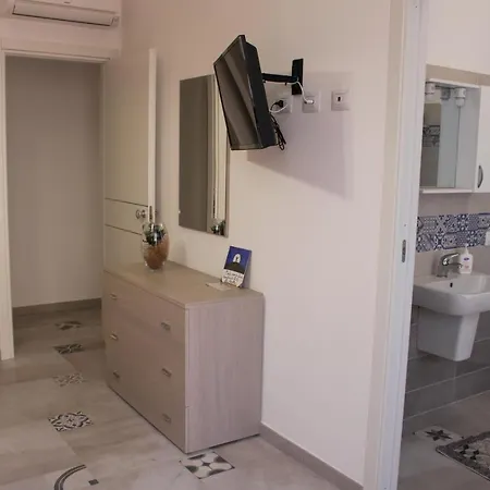 La Stanza Vicino Al Mare , Una Camera Da Letto E Bagno Con Balcone Vista Mare * 발레스트라테