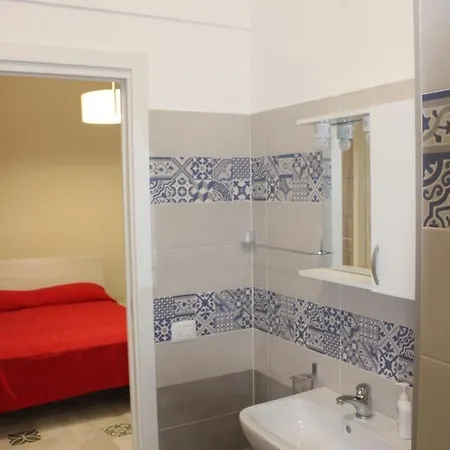 La Stanza Vicino Al Mare , Una Camera Da Letto E Bagno Con Balcone Vista Mare *